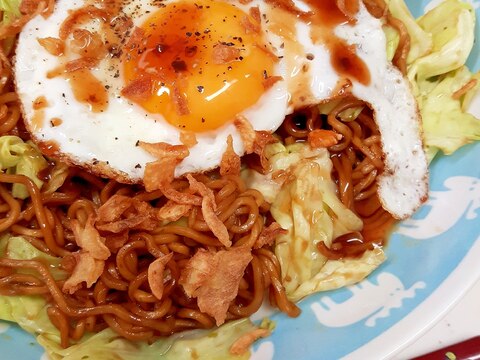 ソース焼きそばの袋麺アレンジ！キャベツ＋目玉焼き♪